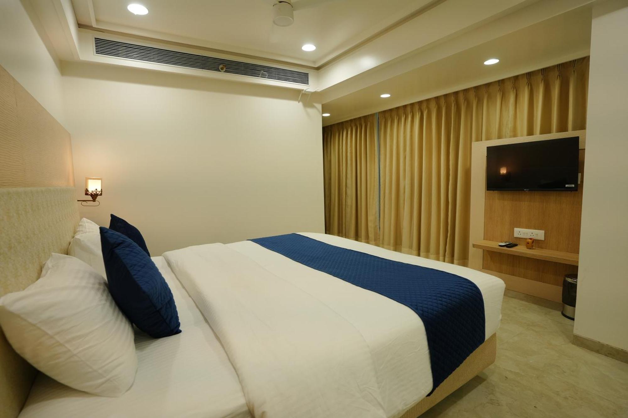 Hotel 6 Seasons, Koregoan Park, Pune Exterior foto