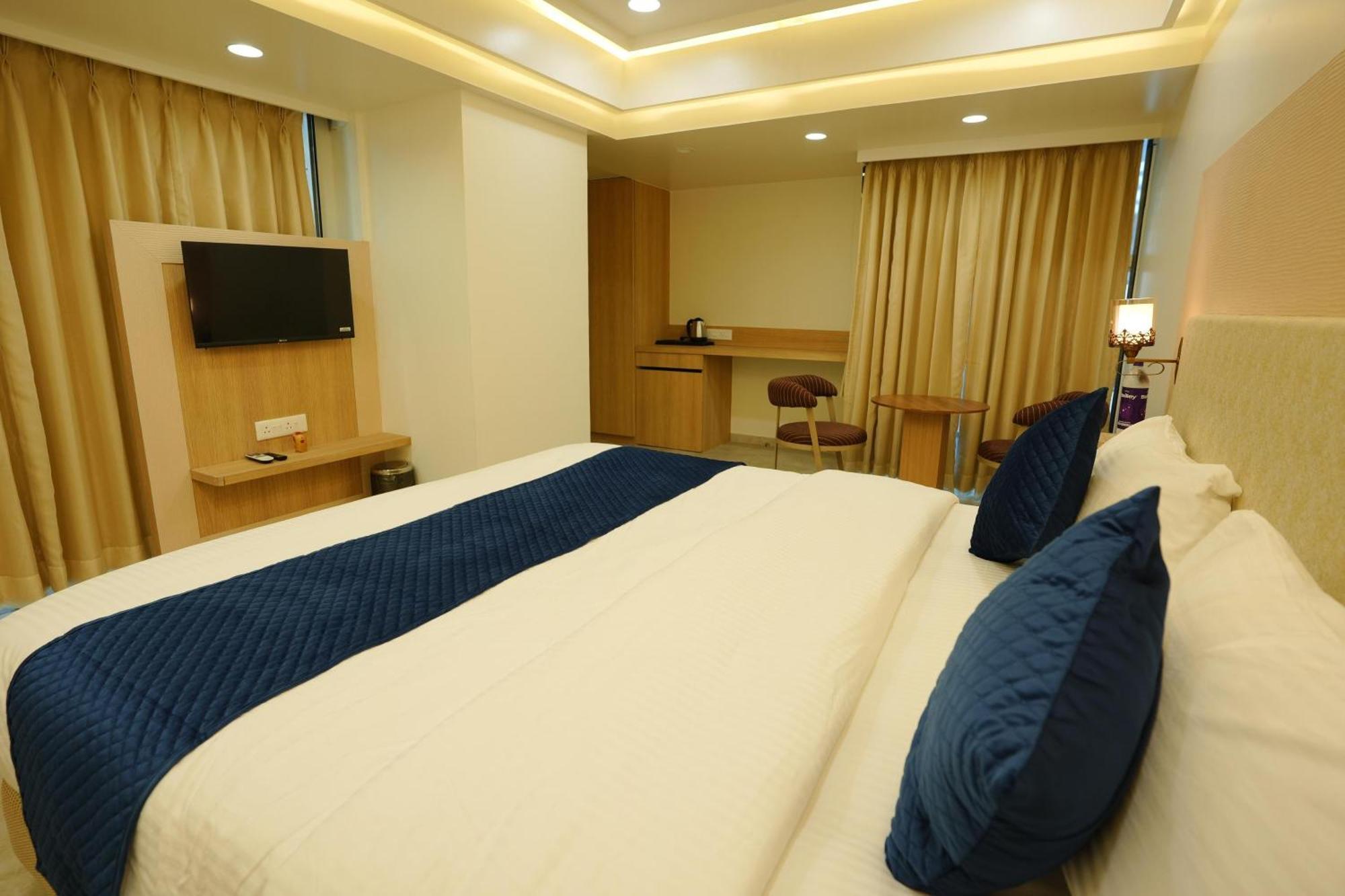 Hotel 6 Seasons, Koregoan Park, Pune Exterior foto
